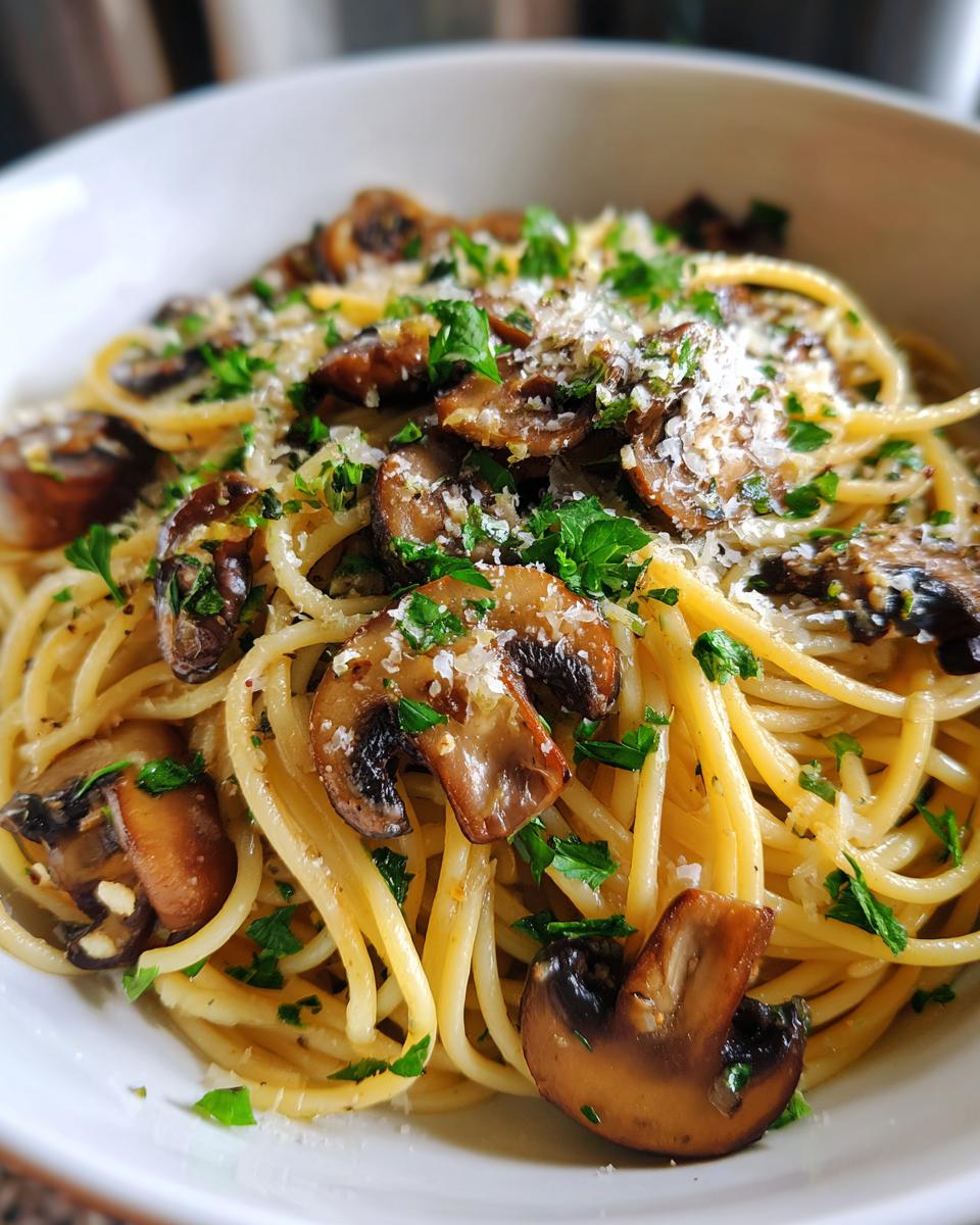 mushroom garlic spaghetti - detail 2