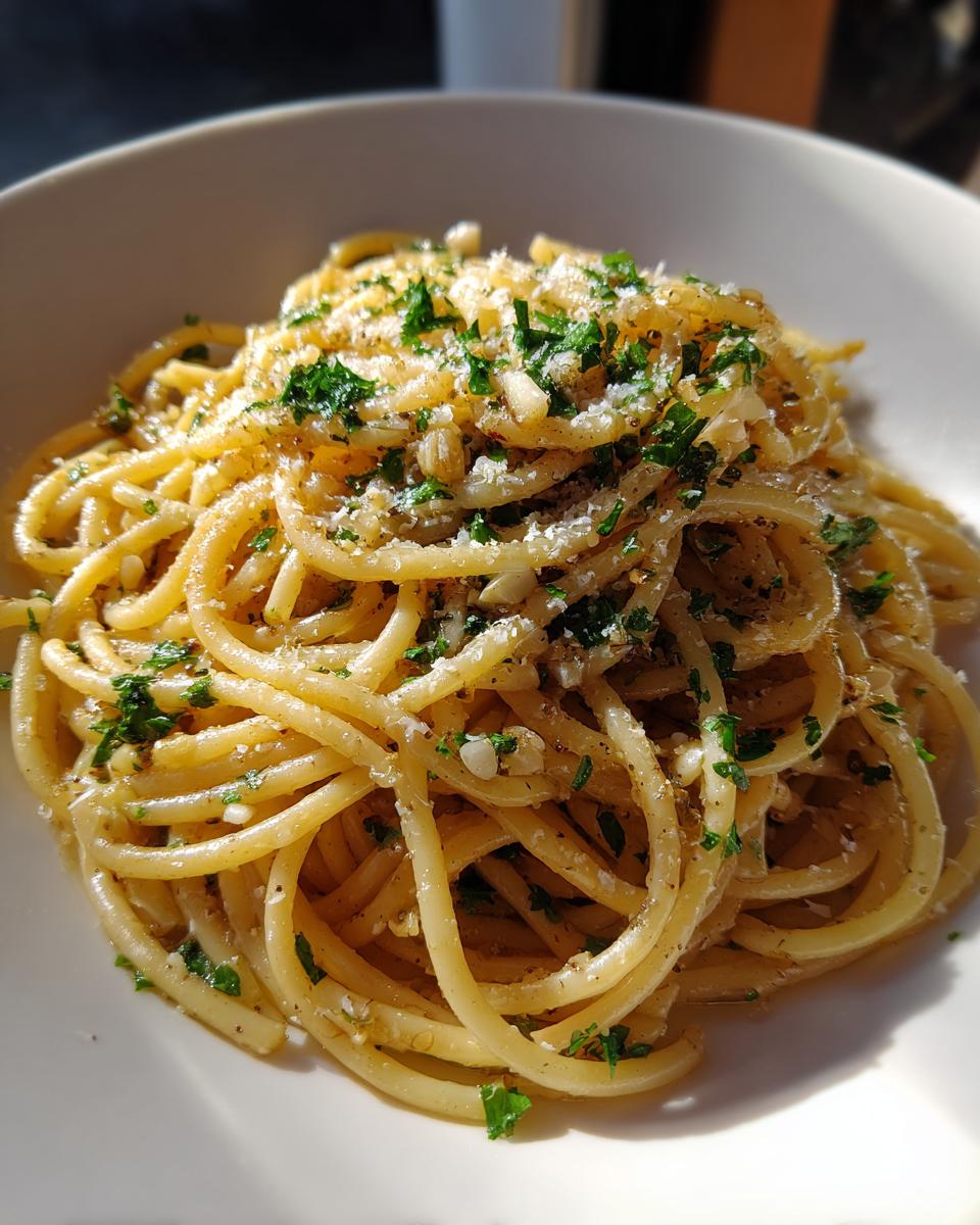 spaghetti with garlic and oil - detail 1
